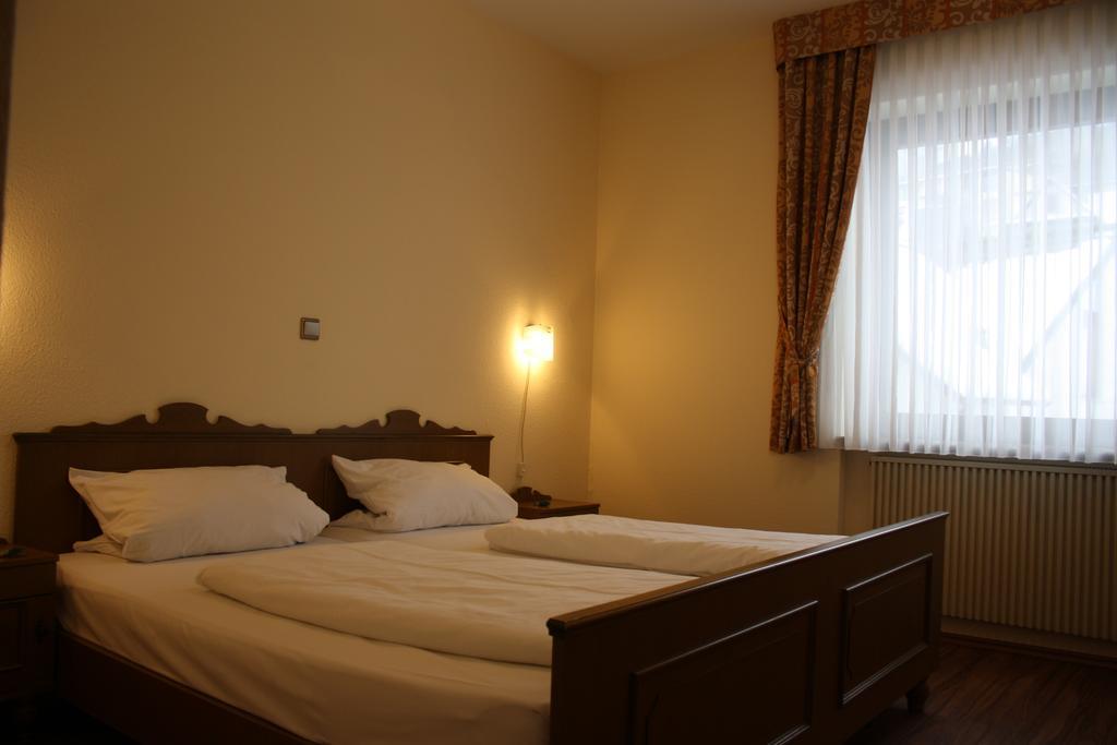 Gasthof und Pension Zur Frischen Quelle Heigenbruecken Zimmer foto