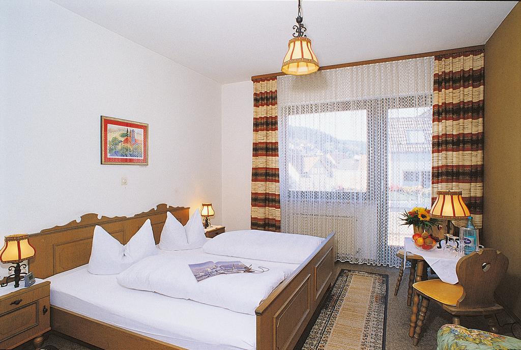 Gasthof und Pension Zur Frischen Quelle Heigenbruecken Zimmer foto